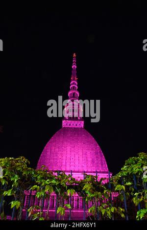 Foto Marco Alpozzi/LaPresse 8 aprile 2021 Torino, ItaliaSport Ciclismo il giro d&#x2019;Italia 2021 partir&#xe0; dal Piemonte (Torino) l'8 maggio e terminer&#xe0; il 30 maggio in Lombardia (Milano). Nella foto: la Mole Antonelliana illuminata di rosa per l'edizione 104 del giro D'ItaliaPhoto Marco Alpozzi/LaPresse 8 aprile 2021 Torino, Italia ciclismo sportivo il giro d&#x2019;Italia 2021 partirà da Torino il 8 maggio e terminerà a Milano il 30 maggio. Nella foto: Mole Antonelliana accesa in rosa per l'edizione 104 del giro d'Italia Foto Stock