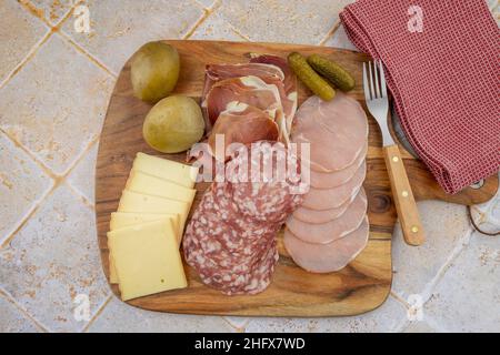 Formaggio Raclette su un tagliere Foto stock - Alamy