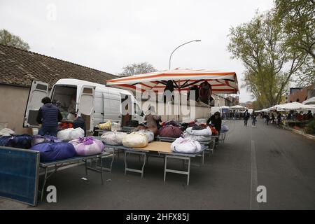 Foto Cecilia Fabiano/ LaPresse 11 Aprile 2021 Roma (Italia) Cronaca : il mercato di porta Portese nella foto : via di porta Portese 11 Aprile 2021 Roma (Italia) Notizie : mercato del volo porta Portese nel Pic : via porta Portese Foto Stock