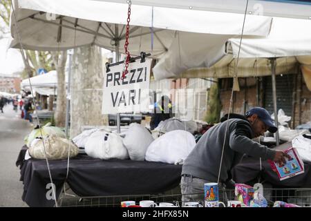 Foto Cecilia Fabiano/ LaPresse 11 Aprile 2021 Roma (Italia) Cronaca : il mercato di porta Portese nella foto : via di porta Portese 11 Aprile 2021 Roma (Italia) Notizie : mercato del volo porta Portese nel Pic : via porta Portese Foto Stock