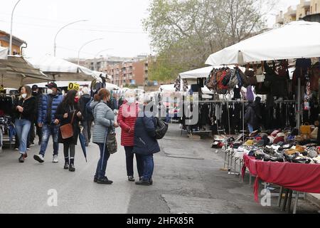 Foto Cecilia Fabiano/ LaPresse 11 Aprile 2021 Roma (Italia) Cronaca : il mercato di porta Portese nella foto : via di porta Portese 11 Aprile 2021 Roma (Italia) Notizie : mercato del volo porta Portese nel Pic : via porta Portese Foto Stock