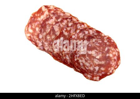 salsiccia secca a fette su sfondo bianco Foto Stock
