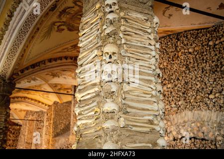 Ossa umane alla Capela dos Ossos alla Chiesa di San Francesco o igreja de Sao Francisco nella città vecchia della città Evora ad Alentejo in Portogallo. Po Foto Stock