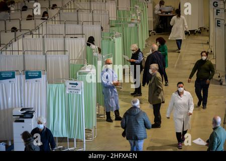 LaPresse - Claudio Furlan Aprile 16 , 2021 Milano ( Italia ) News Matteo Salvini visita il centro di vaccinazione della fabbrica del Vapore Foto Stock