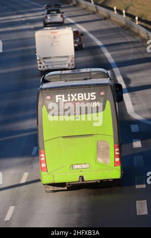 Quickborn, Germania. 26th Dic 2021. Un pullman del fornitore Flixbus sta guidando in direzione nord sull'autostrada 7. Credit: Jonas Walzberg/dpa/Alamy Live News Foto Stock