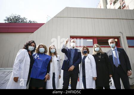 Cecilia Fabiano/ LaPresse Aprile 21 , 2021 Roma (Italia) News : il Presidente Zingaretti partecipa all'inaugurazione del Centro campionario Valle Aurelia presso il Pic : Nicola Zingaretti con personale medico Foto Stock