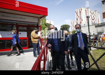 Cecilia Fabiano/ LaPresse Aprile 21 , 2021 Roma (Italia) News : il Presidente Zingaretti partecipa all'inaugurazione del Centro campionario Valle Aurelia nel Pic :Nicola Zingaretti Foto Stock