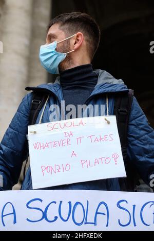 Mauro Scrobogna /LaPresse 22 aprile 2021 Roma, Italia News School - riapertura degli istituti nella foto: Siediti di fronte al Ministero dell'Educazione per la scuola in presenza Foto Stock