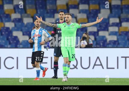 Alessandro Garofalo/LaPresse 22 aprile 2021 Napoli, Italia sport soccer Napoli vs Lazio - Campionato Italiano Calcio League A TIM 2020/2021 - Stadio Diego Armando Maradona. Nella foto: Manuel Lazzari (SS Lazio) Foto Stock