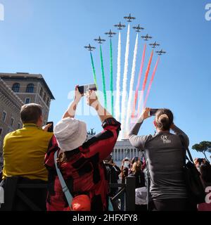 Mauro Scrobogna /LaPresse Aprile 25, 2021&#xa0; Roma, Italia News Aprile 25, Giornata della Liberazione nella foto: Passaggio della 'Frecce Tricolori' in Piazza Venezia Foto Stock