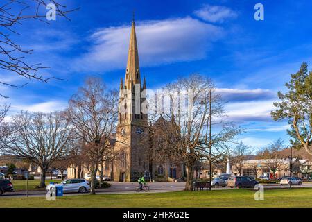 BALLATER ROYAL DEESIDE ABERDEENSHIRE BRIDGE STREET E GLENMUICK CHURCH Foto Stock