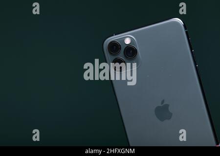 Zwolle, Nederland - 22 ottobre 2019, cliente che tiene in mano l'iPhone 11 Max Pro (verde mezzanotte). Foto Stock