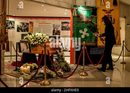 LaPresse - Claudio Furlan 27 Aprile 2021 - Milano (Italia) il salone funerario di Milva al piccolo Teatro Strehler Foto Stock