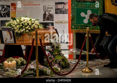 LaPresse - Claudio Furlan 27 Aprile 2021 - Milano (Italia) il salone funerario di Milva al piccolo Teatro Strehler Foto Stock