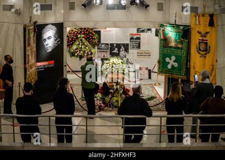 LaPresse - Claudio Furlan 27 Aprile 2021 - Milano (Italia) il salone funerario di Milva al piccolo Teatro Strehler Foto Stock