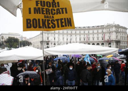 Foto Cecilia Fabiano/ LaPresse 28 Aprile 2021 Roma (Italia) Cronaca : protesta degli ambulanti contro la direziativa Bolkestein nella Foto Cecilia Fabiano/ LaPresse 28 Aprile 2021 Roma (Italia) Notizie : i venditori ambulanti protestano contro la direttiva Bolkestein nella Pic : I manifestanti in piazza della Repubblica Foto Stock