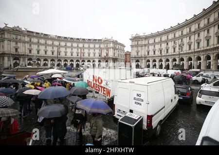 Foto Cecilia Fabiano/ LaPresse 28 Aprile 2021 Roma (Italia) Cronaca : protesta degli ambulanti contro la direziativa Bolkestein nella Foto Cecilia Fabiano/ LaPresse 28 Aprile 2021 Roma (Italia) Notizie : i venditori ambulanti protestano contro la direttiva Bolkestein nella Pic : I manifestanti in piazza della Repubblica Foto Stock