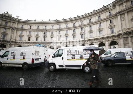 Foto Cecilia Fabiano/ LaPresse 28 Aprile 2021 Roma (Italia) Cronaca : protesta degli ambulanti contro la direziativa Bolkestein nella Foto Cecilia Fabiano/ LaPresse 28 Aprile 2021 Roma (Italia) Notizie : i venditori ambulanti protestano contro la direttiva Bolkestein nella Pic : I manifestanti in piazza della Repubblica Foto Stock