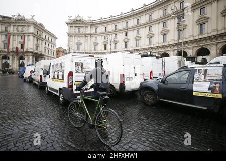 Foto Cecilia Fabiano/ LaPresse 28 Aprile 2021 Roma (Italia) Cronaca : protesta degli ambulanti contro la direziativa Bolkestein nella Foto Cecilia Fabiano/ LaPresse 28 Aprile 2021 Roma (Italia) Notizie : i venditori ambulanti protestano contro la direttiva Bolkestein nella Pic : I manifestanti in piazza della Repubblica Foto Stock