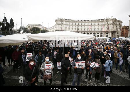 Foto Cecilia Fabiano/ LaPresse 28 Aprile 2021 Roma (Italia) Cronaca : protesta degli ambulanti contro la direziativa Bolkestein nella Foto Cecilia Fabiano/ LaPresse 28 Aprile 2021 Roma (Italia) Notizie : i venditori ambulanti protestano contro la direttiva Bolkestein nella Pic : I manifestanti in piazza della Repubblica Foto Stock