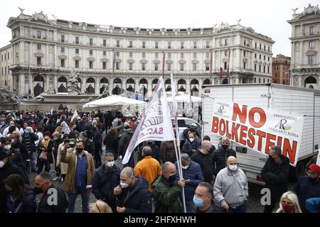 Foto Cecilia Fabiano/ LaPresse 28 Aprile 2021 Roma (Italia) Cronaca : protesta degli ambulanti contro la direziativa Bolkestein nella Foto Cecilia Fabiano/ LaPresse 28 Aprile 2021 Roma (Italia) Notizie : i venditori ambulanti protestano contro la direttiva Bolkestein nella Pic : I manifestanti in piazza della Repubblica Foto Stock