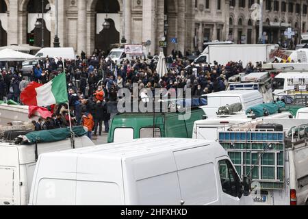 Foto Cecilia Fabiano/ LaPresse 28 Aprile 2021 Roma (Italia) Cronaca : protesta degli ambulanti contro la direziativa Bolkestein nella Foto Cecilia Fabiano/ LaPresse 28 Aprile 2021 Roma (Italia) Notizie : i venditori ambulanti protestano contro la direttiva Bolkestein nella Pic : I manifestanti in piazza della Repubblica Foto Stock