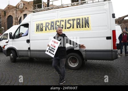 Foto Cecilia Fabiano/ LaPresse 28 Aprile 2021 Roma (Italia) Cronaca : protesta degli ambulanti contro la direziativa Bolkestein nella Foto Cecilia Fabiano/ LaPresse 28 Aprile 2021 Roma (Italia) Notizie : i venditori ambulanti protestano contro la direttiva Bolkestein nella Pic : I manifestanti in piazza della Repubblica Foto Stock