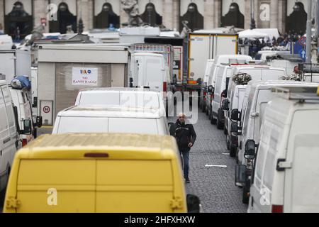 Foto Cecilia Fabiano/ LaPresse 28 Aprile 2021 Roma (Italia) Cronaca : protesta degli ambulanti contro la direziativa Bolkestein nella Foto Cecilia Fabiano/ LaPresse 28 Aprile 2021 Roma (Italia) Notizie : i venditori ambulanti protestano contro la direttiva Bolkestein nella Pic : I manifestanti in piazza della Repubblica Foto Stock