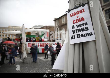 Foto Cecilia Fabiano/ LaPresse 28 Aprile 2021 Roma (Italia) Cronaca : protesta degli ambulanti contro la direziativa Bolkestein nella Foto Cecilia Fabiano/ LaPresse 28 Aprile 2021 Roma (Italia) Notizie : i venditori ambulanti protestano contro la direttiva Bolkestein nella Pic : I manifestanti in piazza della Repubblica Foto Stock