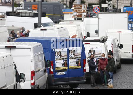 Foto Cecilia Fabiano/ LaPresse 28 Aprile 2021 Roma (Italia) Cronaca : protesta degli ambulanti contro la direziativa Bolkestein nella Foto Cecilia Fabiano/ LaPresse 28 Aprile 2021 Roma (Italia) Notizie : i venditori ambulanti protestano contro la direttiva Bolkestein nella Pic : I manifestanti in piazza della Repubblica Foto Stock