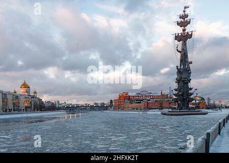 Mosca, Russia - 16,01. 2022, argine di Crimea. Veduta della scultura di Tsereteli - Pietro il Grande. All'orizzonte si può vedere la Cattedrale di CH Foto Stock