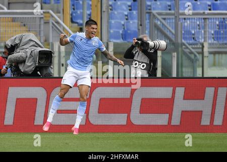 Fabrizio Corradetti / LaPresse 02st maggio 2021 Roma, Italia sport soccer Lazio vs Genova - Campionato Italiano Calcio League A TIM 2020/2021 - Stadio Olimpico nella foto: Joaquin Correa (SS Lazio) festeggia dopo aver segnato il traguardo 1-0 Foto Stock