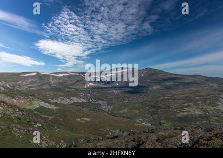 Foto di montagne coperte da nuvole a Charlotte Pass nelle Snowy Mountains nel nuovo Galles del Sud in Australia Foto Stock