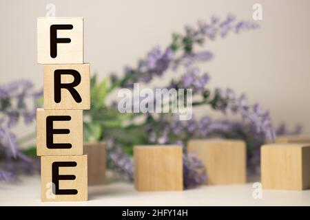 la parola libera in blocchi di legno vintage tipo stampa letterale, macchiata da inchiostro rosso, isolato su bianco. Foto Stock