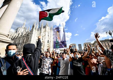 Foto Claudio Furlan/LaPresse 13-05-2021 Milano, Italia Cronaca Gestione a sosteto della lotta del popolo palestinese, organizzata da Assopace Palestina, Gaza freestyle, giovani Palestinesi d’Italia, Mutuo Soccorso Milano APS. Nella foto: la manifestazione in piazza Duomo Foto Claudio Furlan/LaPresse 13 maggio 2021 Milano News dimostrazione a Milano a sostegno della Palestina. Foto Stock