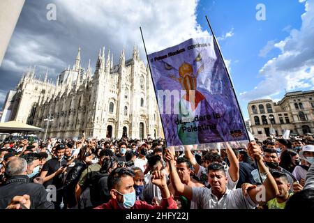 Foto Claudio Furlan/LaPresse 13-05-2021 Milano, Italia Cronaca Gestione a sosteto della lotta del popolo palestinese, organizzata da Assopace Palestina, Gaza freestyle, giovani Palestinesi d’Italia, Mutuo Soccorso Milano APS. Nella foto: la manifestazione in piazza Duomo Foto Claudio Furlan/LaPresse 13 maggio 2021 Milano News dimostrazione a Milano a sostegno della Palestina. Foto Stock