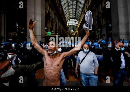 Foto Claudio Furlan/LaPresse 13-05-2021 Milano, Italia Cronaca Gestione a sosteto della lotta del popolo palestinese, organizzata da Assopace Palestina, Gaza freestyle, giovani Palestinesi d’Italia, Mutuo Soccorso Milano APS. Nella foto: la manifestazione in piazza Duomo Foto Claudio Furlan/LaPresse 13 maggio 2021 Milano News dimostrazione a Milano a sostegno della Palestina. Foto Stock