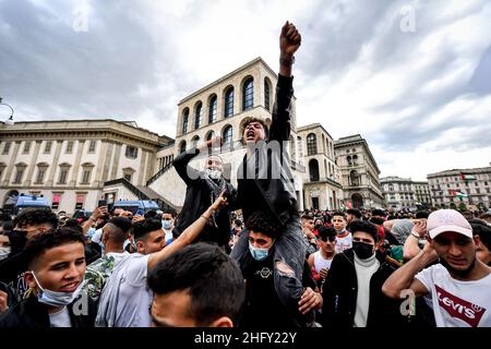 Foto Claudio Furlan/LaPresse 13-05-2021 Milano, Italia Cronaca Gestione a sosteto della lotta del popolo palestinese, organizzata da Assopace Palestina, Gaza freestyle, giovani Palestinesi d’Italia, Mutuo Soccorso Milano APS. Nella foto: la manifestazione in piazza Duomo Foto Claudio Furlan/LaPresse 13 maggio 2021 Milano News dimostrazione a Milano a sostegno della Palestina. Foto Stock