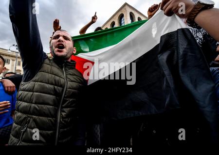 Foto Claudio Furlan/LaPresse 13-05-2021 Milano, Italia Cronaca Gestione a sosteto della lotta del popolo palestinese, organizzata da Assopace Palestina, Gaza freestyle, giovani Palestinesi d’Italia, Mutuo Soccorso Milano APS. Nella foto: la manifestazione in piazza Duomo Foto Claudio Furlan/LaPresse 13 maggio 2021 Milano News dimostrazione a Milano a sostegno della Palestina. Foto Stock