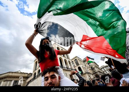 Foto Claudio Furlan/LaPresse 13-05-2021 Milano, Italia Cronaca Gestione a sosteto della lotta del popolo palestinese, organizzata da Assopace Palestina, Gaza freestyle, giovani Palestinesi d’Italia, Mutuo Soccorso Milano APS. Nella foto: la manifestazione in piazza Duomo Foto Claudio Furlan/LaPresse 13 maggio 2021 Milano News dimostrazione a Milano a sostegno della Palestina. Foto Stock