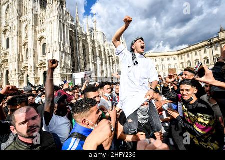 Foto Claudio Furlan/LaPresse 13-05-2021 Milano, Italia Cronaca Gestione a sosteto della lotta del popolo palestinese, organizzata da Assopace Palestina, Gaza freestyle, giovani Palestinesi d’Italia, Mutuo Soccorso Milano APS. Nella foto: la manifestazione in piazza Duomo Foto Claudio Furlan/LaPresse 13 maggio 2021 Milano News dimostrazione a Milano a sostegno della Palestina. Foto Stock