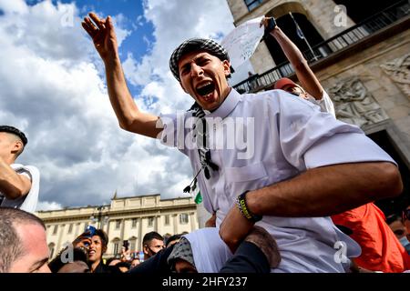 Foto Claudio Furlan/LaPresse 13-05-2021 Milano, Italia Cronaca Gestione a sosteto della lotta del popolo palestinese, organizzata da Assopace Palestina, Gaza freestyle, giovani Palestinesi d’Italia, Mutuo Soccorso Milano APS. Nella foto: la manifestazione in piazza Duomo Foto Claudio Furlan/LaPresse 13 maggio 2021 Milano News dimostrazione a Milano a sostegno della Palestina. Foto Stock