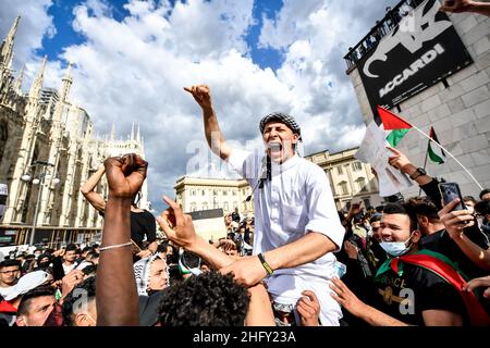 Foto Claudio Furlan/LaPresse 13-05-2021 Milano, Italia Cronaca Gestione a sosteto della lotta del popolo palestinese, organizzata da Assopace Palestina, Gaza freestyle, giovani Palestinesi d’Italia, Mutuo Soccorso Milano APS. Nella foto: la manifestazione in piazza Duomo Foto Claudio Furlan/LaPresse 13 maggio 2021 Milano News dimostrazione a Milano a sostegno della Palestina. Foto Stock