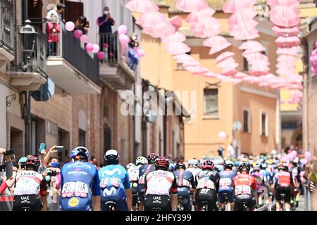 Massimo Paolone/LaPresse 14 maggio 2021 Notaresco, Italy Sport Cycling giro d'Italia 2021 - 104th edizione - Stage 7 - da Notaresco a Termoli nella foto: Inizio tappa Foto Stock