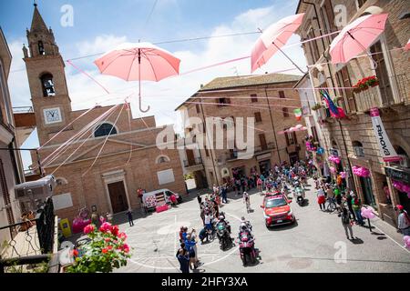 Alessandro Bremec/LaPresse 14 maggio 2021 Italia Sport Cycling giro d'Italia 2021 - edizione 104th - Stage 7 - da Notaresco a Termoli nella foto: Gara di partenza, vista panoramica Foto Stock