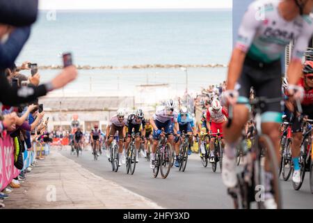 Alessandro Bremec/LaPresse 14 maggio 2021 Italia Sport Cycling giro d'Italia 2021 - edizione 104th - Stage 7 - da Notaresco a Termoli nella foto: Un momento di gara Foto Stock