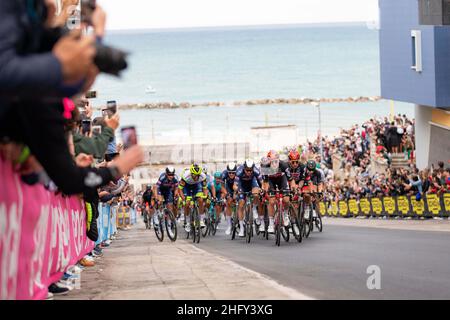 Alessandro Bremec/LaPresse 14 maggio 2021 Italia Sport Cycling giro d'Italia 2021 - edizione 104th - Stage 7 - da Notaresco a Termoli nella foto: Un momento di gara Foto Stock