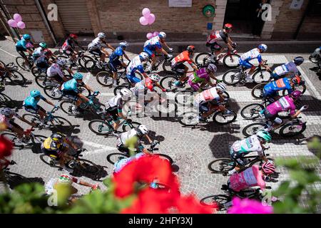 Alessandro Bremec/LaPresse 14 maggio 2021 Italia Sport Cycling giro d'Italia 2021 - edizione 104th - Stage 7 - da Notaresco a Termoli nella foto: Gara di partenza, vista panoramica Foto Stock