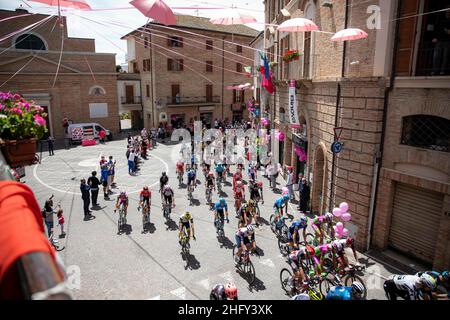 Alessandro Bremec/LaPresse 14 maggio 2021 Italia Sport Cycling giro d'Italia 2021 - edizione 104th - Stage 7 - da Notaresco a Termoli nella foto: Gara di partenza, vista panoramica Foto Stock