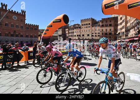 Massimo Paolone/LaPresse 20 maggio 2021 Italia Sport Cycling giro d'Italia 2021 - edizione 104th - Stage 12 - da Siena a bagno di Romagna nella foto: SCHMID Mauro (sui) (TEAM QHUBEKA ASSOS), BERNAL GOMEZ Egan Arley (col) (INEOS GRENADIERS) maglia rosa, BOUCHARD Geoffrey (fra) (AG2R CITROEN TEAM) maglia blu, VLASOV Aleksandr (RUS) (ASTANA - PREMIER TECH) Foto Stock